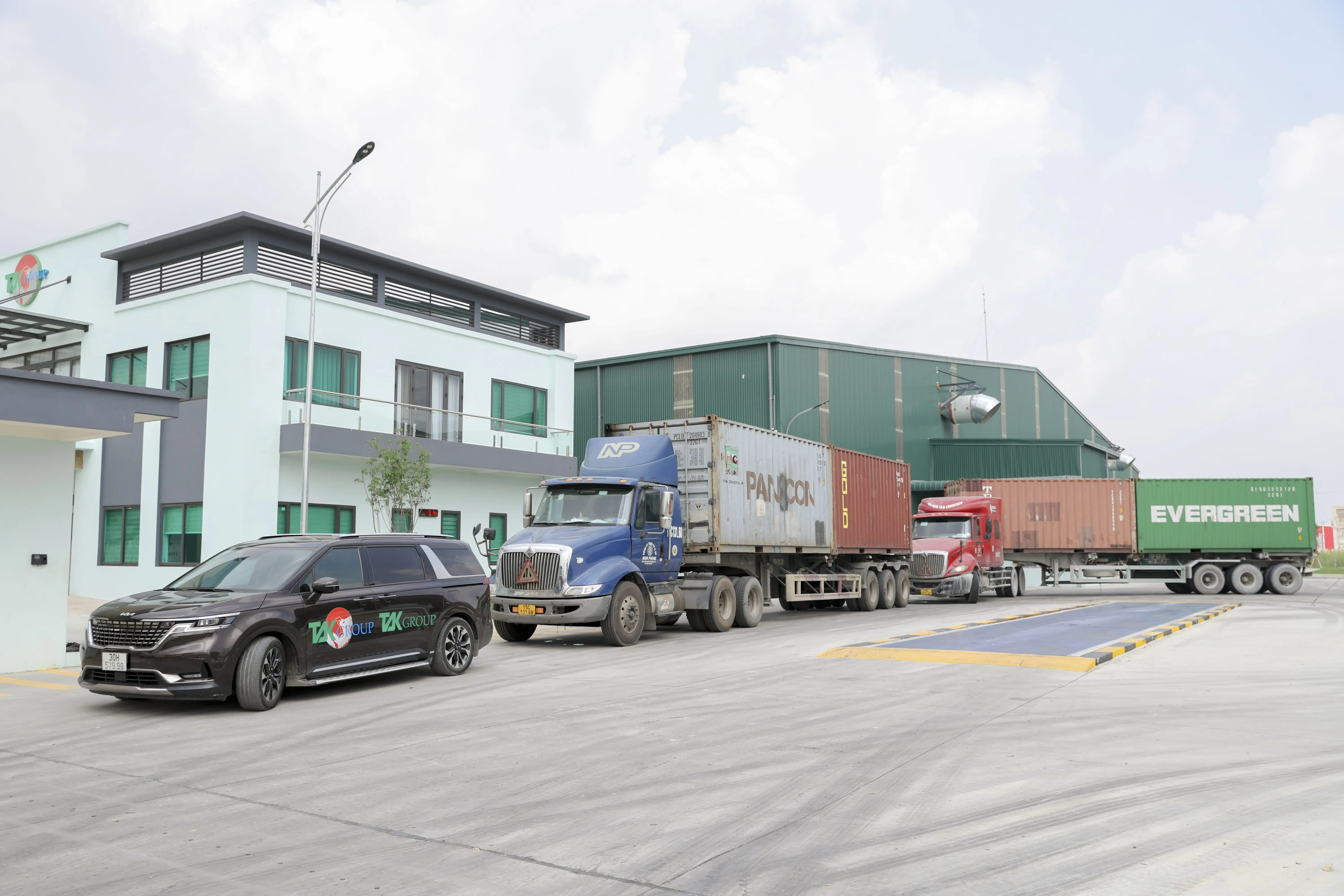 Giao hàng nhanh & Sản phẩm luôn sẵn sàng tại TSK Group